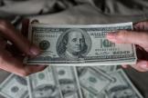 Можно ли работнику выплачивать зарплату в долларах США?