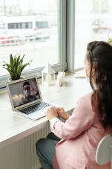 Отказывать в трудоустройстве и отстранять работающих: что делать с непривитыми сотрудниками из «групп риска»
