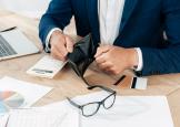 Можно ли списать просроченную дебиторку, если банкротство партнера затягивается по времени