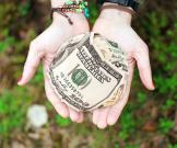 Материальная помощь работнику бывает разная: последствия по взносам