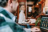 Нерабочие «антиковидные» каникулы: учитывать ли при расчете премии?