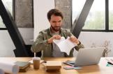Вправе ли работник  приостановить работу, если ему не выплачивают присужденные суммы?