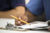 В какой момент надо регистрировать счет-фактуру в книге продаж?