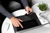 Как правильно учесть выручку при оплате картой и комиссии банка?