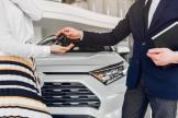 Продажа  организацией автомобиля физическому лицу в 2026 году: порядок оформления и налогообложения