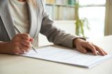 Как уволить работника, если срочный трудовой договор истек в период отпуска