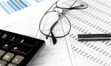 Оплата проезда для исполнителя по ГПД: что с НДФЛ и взносами? 