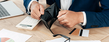 Можно ли списать просроченную дебиторку, если банкротство партнера затягивается по времени