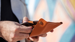 Если возмещаете работнику нанесенный моральный вред, заплатите страховые взносы