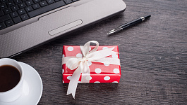 Новогодние подарки работникам на ГПД: налоговые последствия