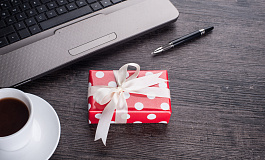 Новогодние подарки работникам на ГПД: налоговые последствия