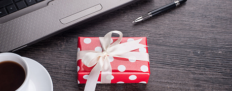 Новогодние подарки работникам на ГПД: налоговые последствия