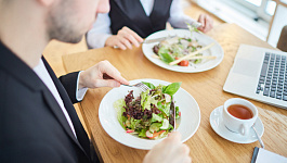 Суд разрешил не платить НДС с бесплатных обедов 