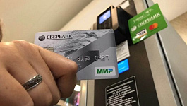 Премию необязательно выплачивать в день выплаты зарплаты