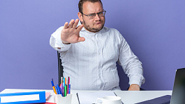 Кому грозит ответственность за ругань на работе?