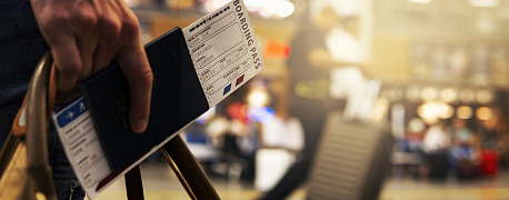 В день отъезда в командировку сотрудник вышел на работу: как оплатить и отразить в табеле?