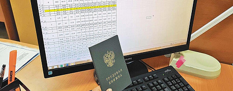 Как оформить сотрудника, если он подал заявление о переходе на электронную трудовую в день приема на работу?