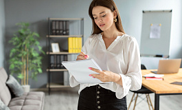 Договор с самозанятым признали трудовым: как рассчитать штраф?