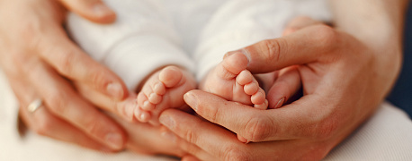 Ежемесячное пособие по уходу за ребенком до 1,5 лет: минимум и максимум в 2026 году