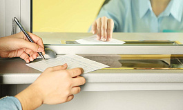 Когда банк может начать переводить деньги компании?