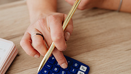 Надо ли при увольнении сотрудника оплачивать дни отдыха, предоставленные за работу в праздники?