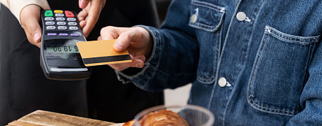 Когда у продавца на УСН образуется доход, если покупатель платит картой