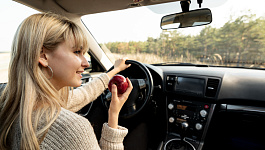 Компенсируем сотруднику расходы на машину: нужно ли начислять взносы