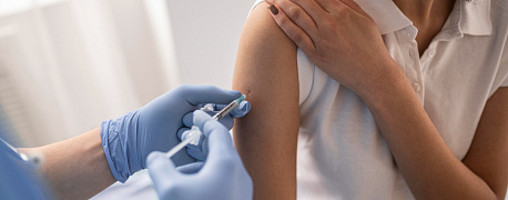 Обязательная вакцинация работников осенью 2023 года: НДФЛ и взносы, учет расходов