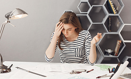 Как учесть доплату 2 % НДС, если в договоре стоимость товара указана в у. е.?