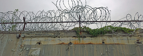 Сотрудник получил административный арест, это прогул или нет?