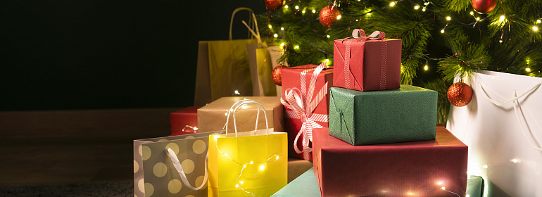 Налоги и страховые взносы с праздничных подарков сотрудникам и их детям