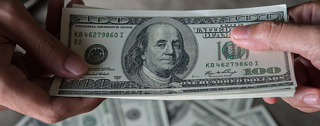 Можно ли работнику выплачивать зарплату в долларах США?