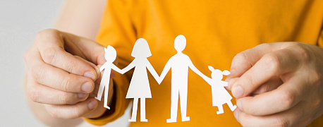 Пересчитывают ли ежемесячное пособие по уходу за ребенком, если отпуск переходит на 2026 год?