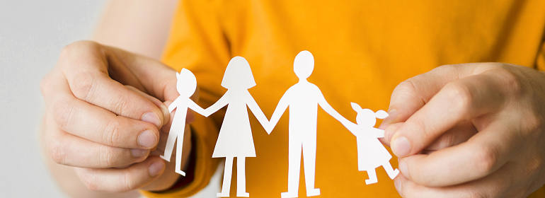 Пересчитывают ли ежемесячное пособие по уходу за ребенком, если отпуск переходит на 2026 год?