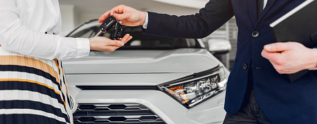 Продажа  организацией автомобиля физическому лицу в 2026 году: порядок оформления и налогообложения