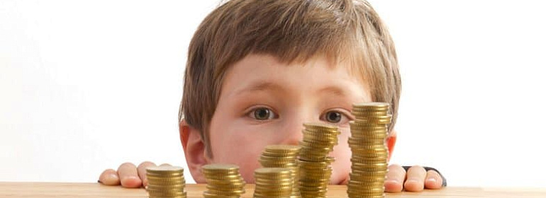 Может ли получать «детское» пособие сотрудница, работающая в декрете?