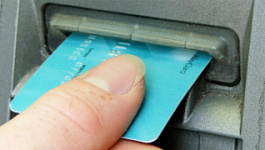 Если работник будет сам выбирать зарплатный банк