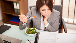 Можно ли привлечь работника с ненормированным рабочим днем к работе в обеденный перерыв?