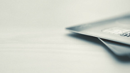 Когда  нужно удерживать НДФЛ, перечисляя зарплату на карточки сотрудников