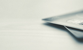 Когда  нужно удерживать НДФЛ, перечисляя зарплату на карточки сотрудников