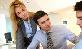 Затраты на привлеченного специалиста  не уменьшают налог на прибыль