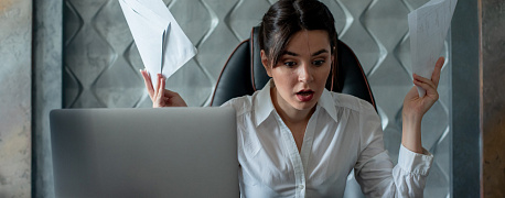 Нужно ли суммировать трехкратный заработок при увольнении, если деньги выплачены разные налоговые периоды
