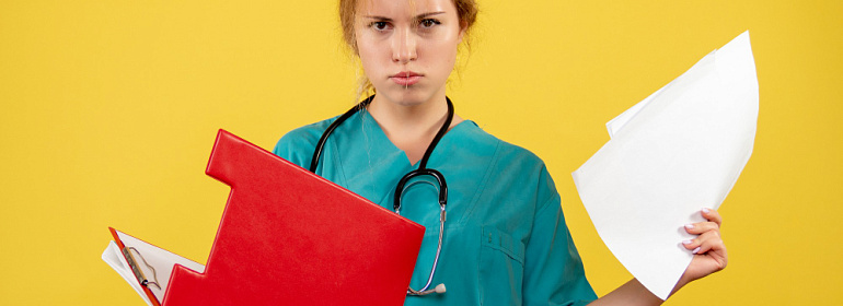 Можно ли уволить работника, который вместо больничного листа принес справку?