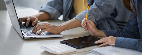 Как в расчете 6-НДФЛ отражать годовую премию, выплаченную в январе 2026 года?