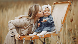 Мама малыша вправе получать «детское» пособие, если работает во время отпуска по уходу за ребенком