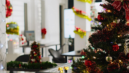 Новогодние расходы для офиса 2025-2026: елка, гирлянды, подарки
