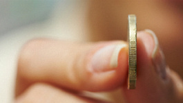 Компенсация при увольнении специалиста: НДФЛ и страховые взносы