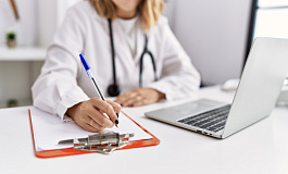 Больничный по уходу за ребенком в 2026 году: лимиты дней, пример расчета