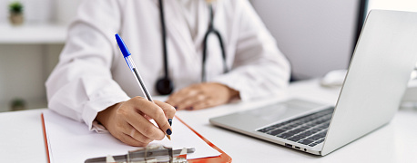 Больничный по уходу за ребенком в 2026 году: лимиты дней, пример расчета