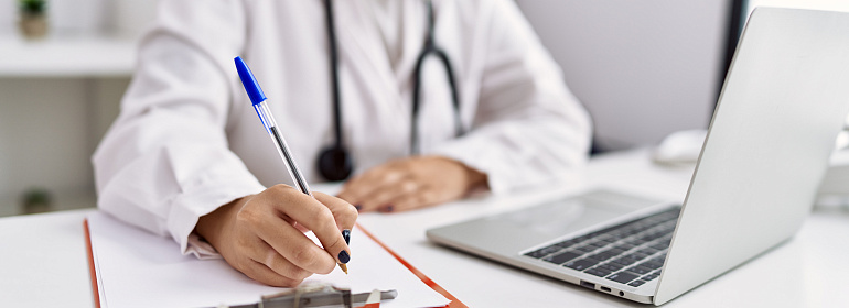 Больничный по уходу за ребенком в 2026 году: лимиты дней, пример расчета